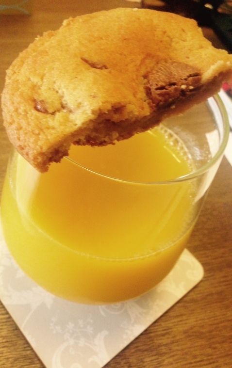 Although I have been juicing less than usual I do love a fresh orange juice. This time I had it with a side of cookie! As I said, you shouldn't deny yourself what your body wants when you're pregnant. Just try to make healthy choices when possible.